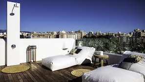 Outdoor pool, pool umbrellas, sun loungers