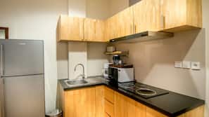 Fridge, coffee/tea maker