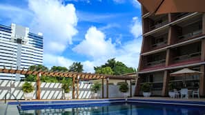 Outdoor pool, pool umbrellas, sun loungers