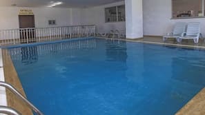 Innenpool, 7 Außenpools, Sonnenschirme, Liegestühle
