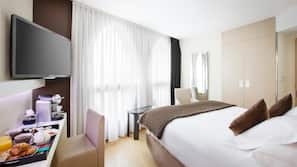 Premium bedding, free minibar, in-room safe, desk