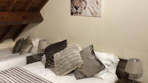 Cots/infant beds, free WiFi
