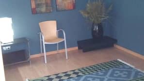 Escritorio y tabla de planchar con plancha