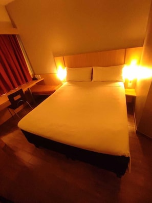 Standard Room, 1 Double Bed | Desk, blackout drapes, soundproofing, free cribs/infant beds