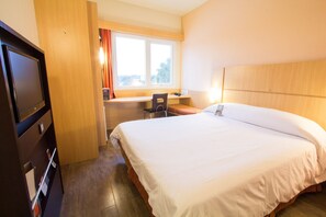 Standard Room, 1 Double Bed | Desk, blackout drapes, soundproofing, free cribs/infant beds