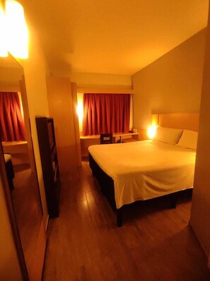 Standard Room, 1 Double Bed | Desk, blackout drapes, soundproofing, free cribs/infant beds