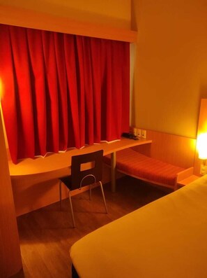 Standard Room, 1 Double Bed | Desk, blackout drapes, soundproofing, free cribs/infant beds