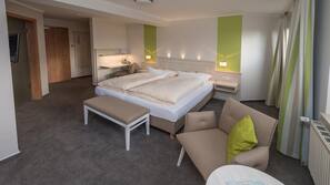 Hochwertige Bettwaren, Minibar, Zimmersafe, Schreibtisch