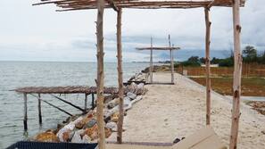 บนชายหาด