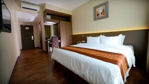 Down duvet, Select Comfort beds, iron/ironing board, free WiFi