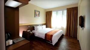 Down duvet, Select Comfort beds, iron/ironing board, free WiFi