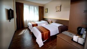 Down duvet, Select Comfort beds, iron/ironing board, free WiFi