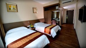 Down duvet, Select Comfort beds, iron/ironing board, free WiFi