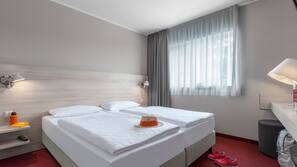 Hochwertige Bettwaren, Schreibtisch, Verdunkelungsvorhänge