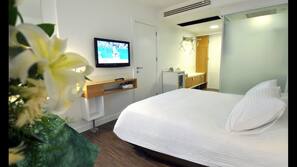 Luxe beddengoed, een minibar, een kluis op de kamer, een bureau