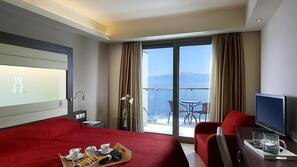 Minibar, coffre-forts dans les chambres, bureau, rideaux occultants