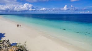Plage privée, sable blanc, chaises longues, parasols