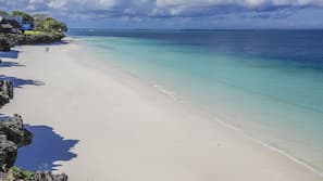 Plage privée, sable blanc, chaises longues, parasols