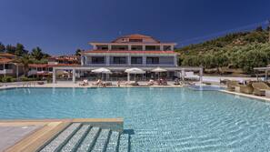 Piscine extérieure, parasols de plage, chaises longues