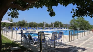 Una piscina cubierta, 2 piscinas al aire libre, sombrillas, tumbonas