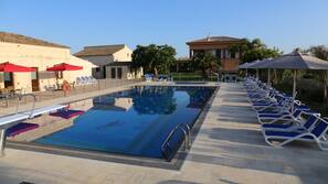Una piscina cubierta, 2 piscinas al aire libre, sombrillas, tumbonas