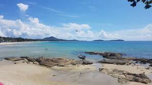 Plage, chaises longues, parasols, serviettes de plage