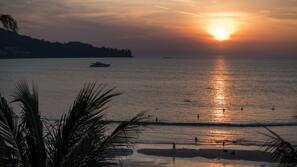 Una spiaggia nelle vicinanze, sabbia bianca, teli da spiaggia