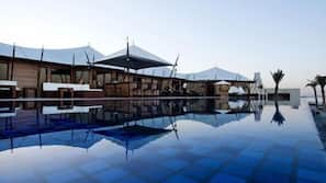 Piscina all'aperto, ombrelloni da piscina, lettini
