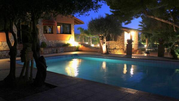 Piscina all'aperto, lettini
