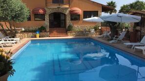 Piscina all'aperto, lettini