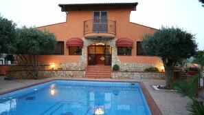 Piscina all'aperto, lettini