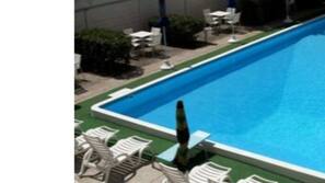 Piscina all'aperto, lettini