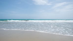 Ubicación a pie de playa, tumbonas, sombrillas y toallas de playa