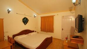 Premium bedding, in-room safe, rollaway beds, free WiFi