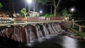 Una piscina cubierta, 8 piscinas al aire libre, sombrillas, tumbonas