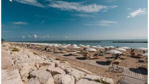Spiaggia privata, lettini da mare, ombrelloni, pallavolo