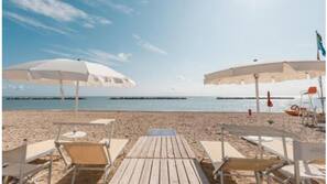 Spiaggia privata, lettini da mare, ombrelloni, pallavolo