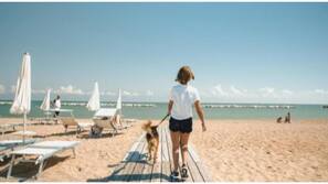 Spiaggia privata, lettini da mare, ombrelloni, pallavolo