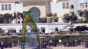 Plage privée, parasols, plongée sous-marine