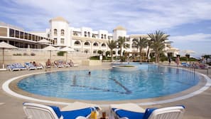 2 piscines extérieures, parasols de plage, chaises longues