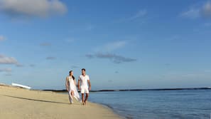 Am Strand, Liegestühle, Sonnenschirme, Strandtücher