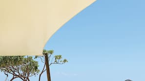 Am Strand, Liegestühle, Sonnenschirme, Strandtücher