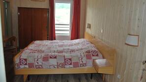 Donzen dekbedden, een bureau