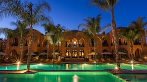 2 piscinas al aire libre, sombrillas, tumbonas