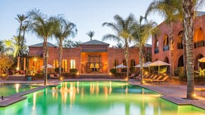 2 piscinas al aire libre, sombrillas, tumbonas