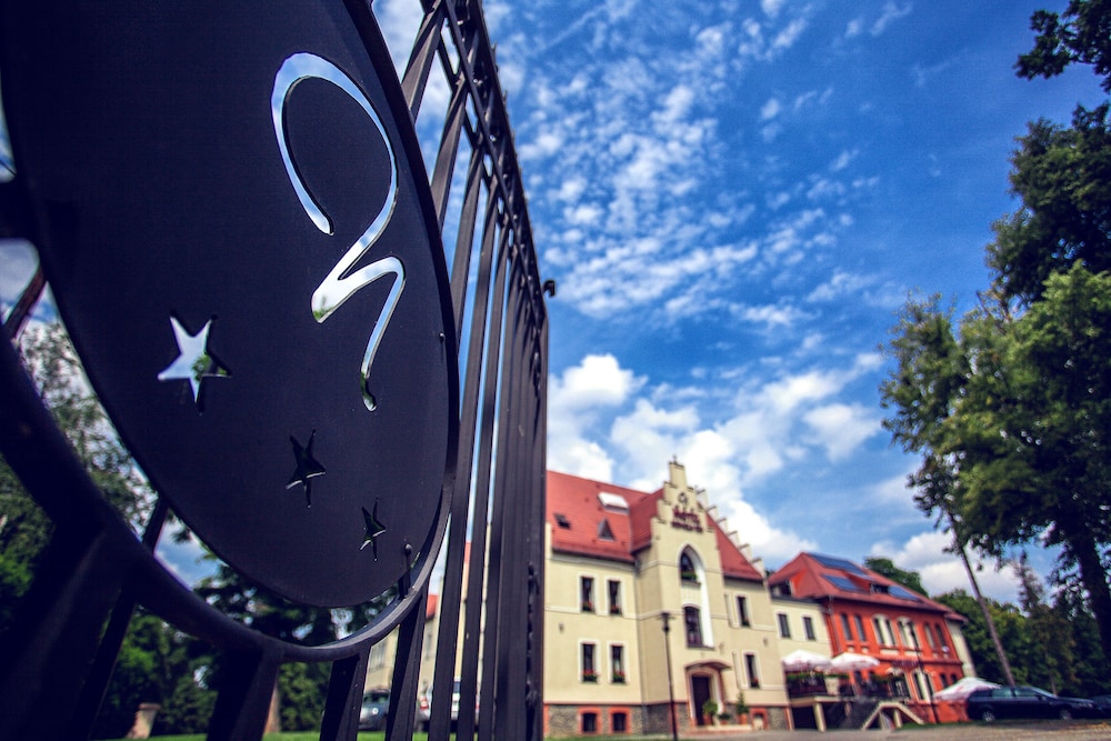 Property entrance, Hotel Niemcza SPA