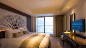 Premium bedding, down duvet, in-room safe, desk