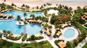 3 hồ bơi ngoài trời, lều (có thu phí), ghế dài tắm nắng