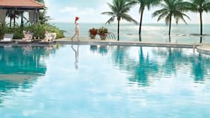 3 hồ bơi ngoài trời, lều (có thu phí), ghế dài tắm nắng