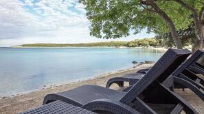 Am Strand, Cabañas (gegen Gebühr), Liegestühle, Sporttauchen